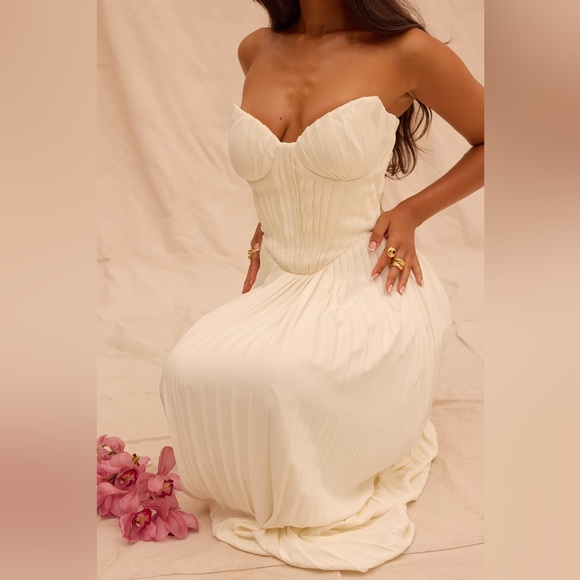 Amorata Ivory Pleated Maxi Dress - Picture 9 of 10